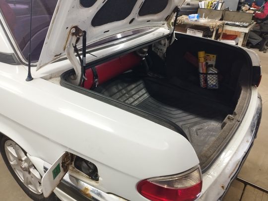 Багажник ГАЗ 31105 Волга с установленным газовым баллоном