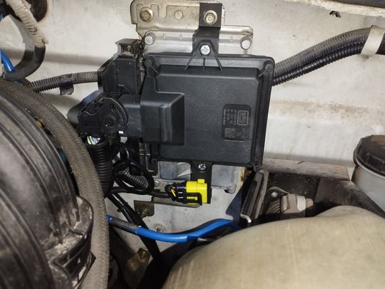 Газовый блок и диагностический разъём в ГАЗ 31105 Волга