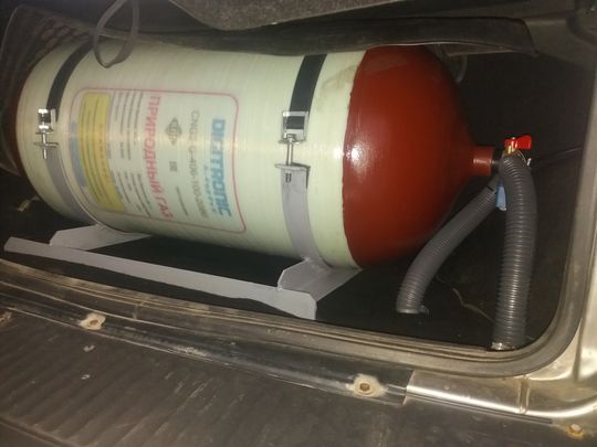 Метановый баллон 100 литров в багажнике Chevrolet Niva