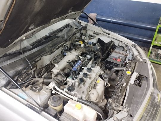 Моторный отсек Ниссан Альмера с ГБО