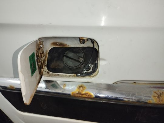 Заправочное устройство в лючке бензобака ГАЗ 31105 Волга